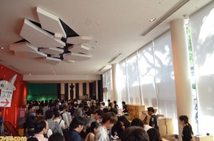 Queues for the merchandise (Famitsu)